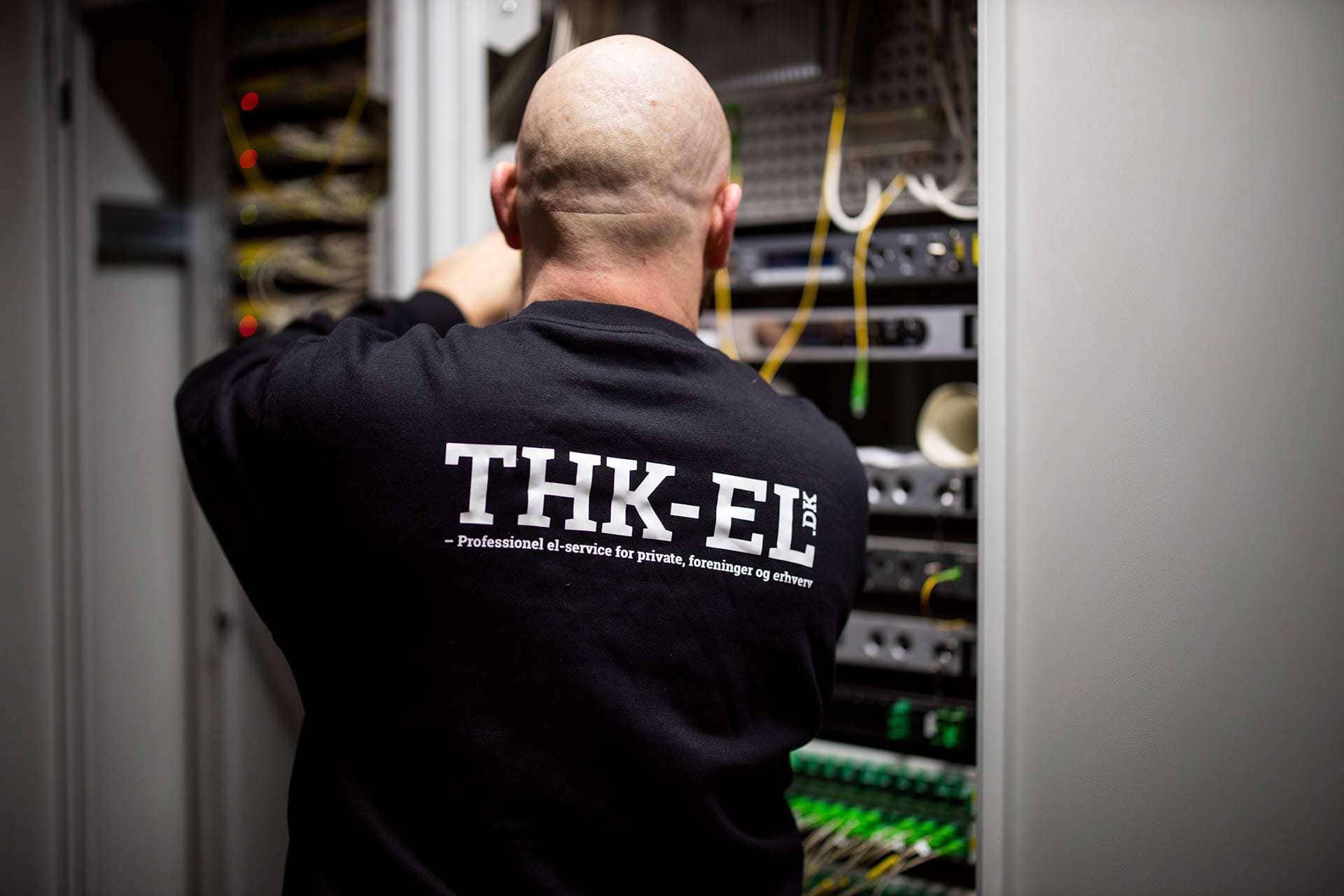 Elektriker udfører internetinstallation