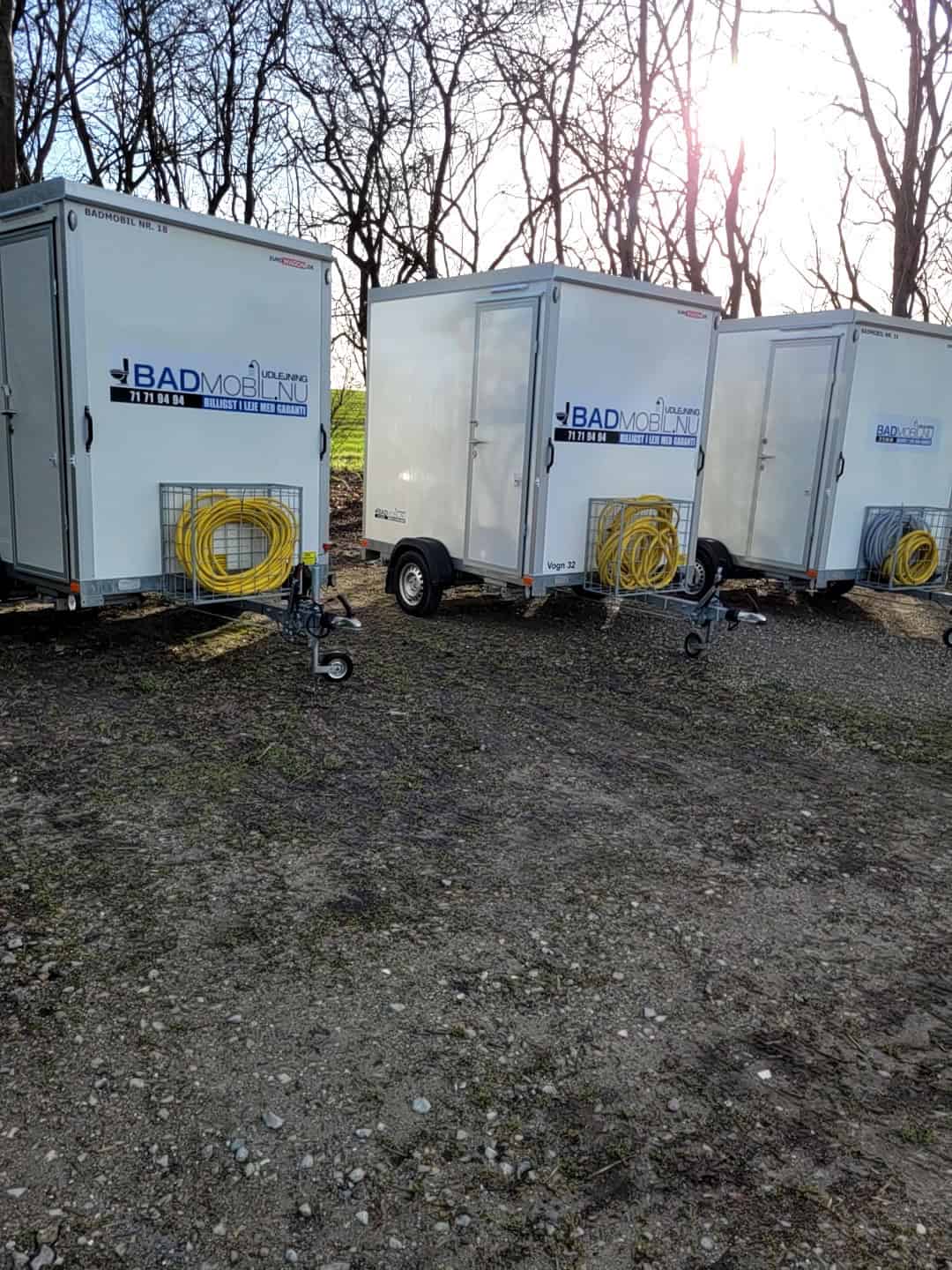 Tre kompakte toiletvogne klar til leje af toiletvogn - "Badmodul.nu"