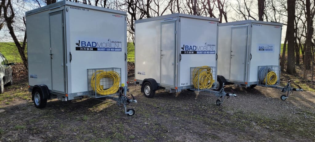 Toiletvogne klar til brug opstillet på grusvej