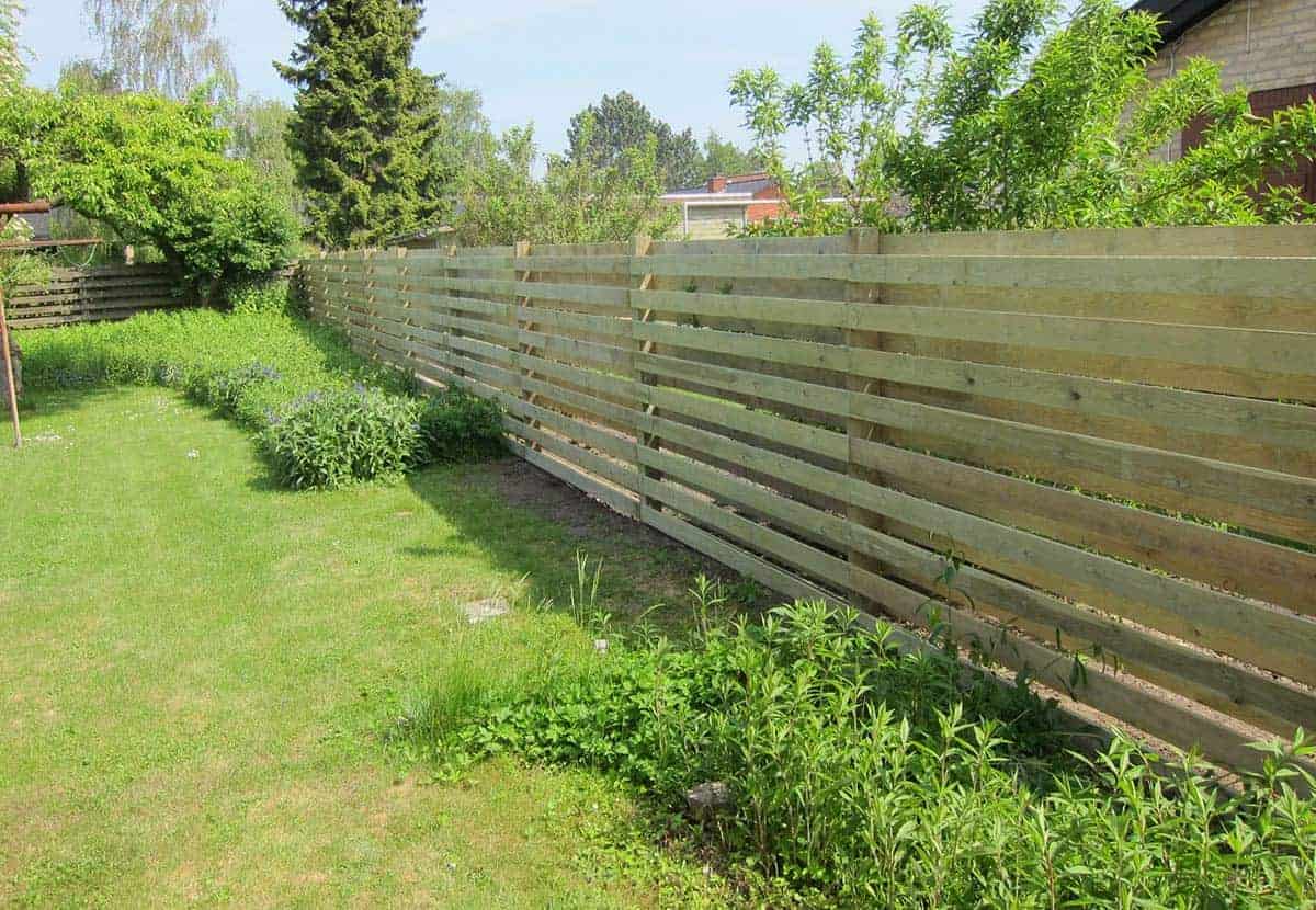 Hegn kan udføres i både træ, polyrattan, rionet, pvc og smedejern