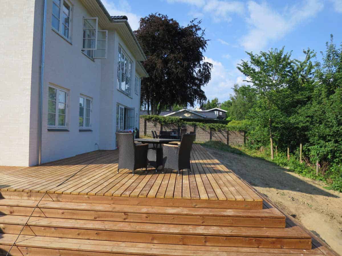 terrasse med trappe i træ