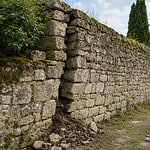 consolider un mur en pierre qui penche