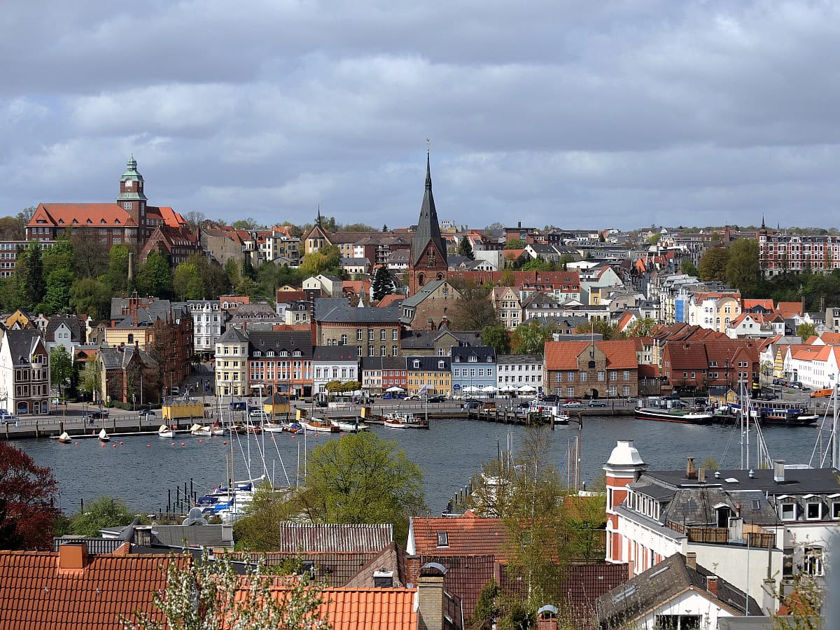 Luftaufnahme der Stadt Flensburg mit Förde