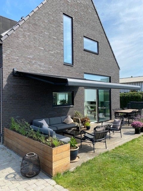 Markise på husets terrasse.