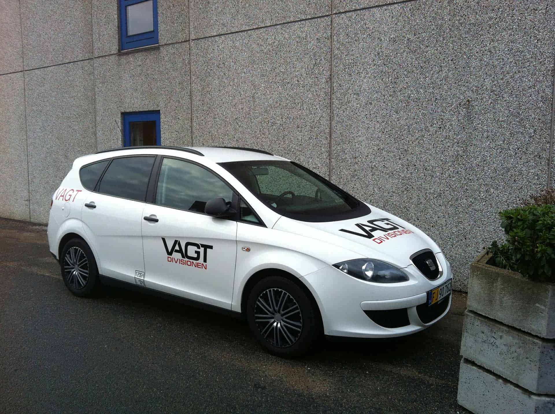 Vagtbil ved facade
