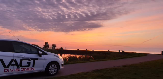 Vagtbil holder ved solnedgang