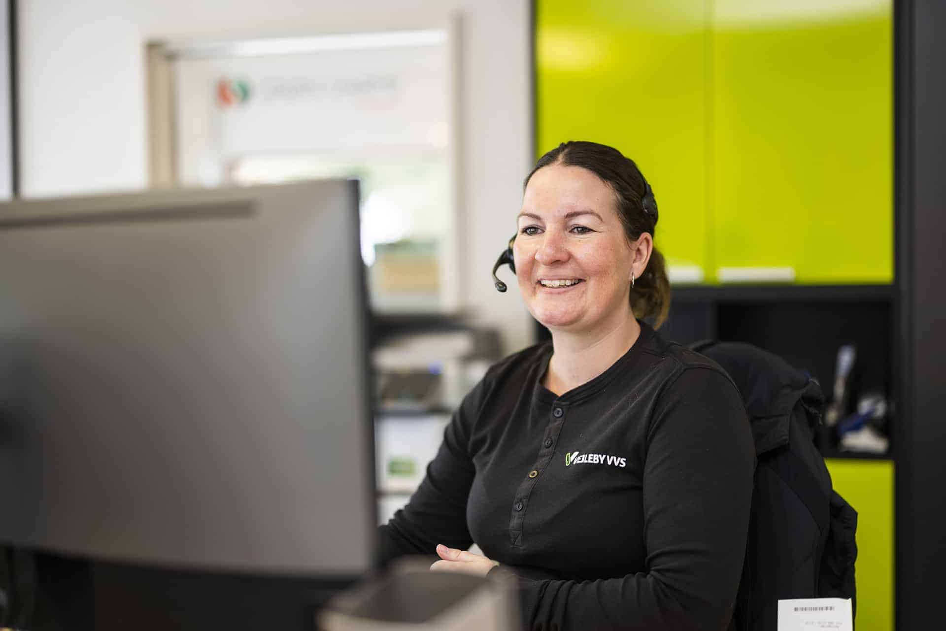Line snakker i telefon