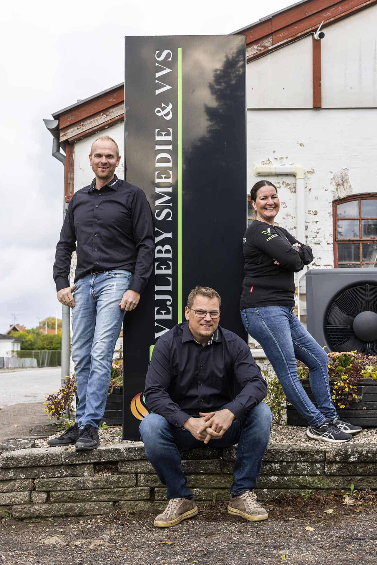Vejleby VVS medarbejdere foran skilt
