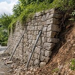 consolider un mur en pierre qui penche
