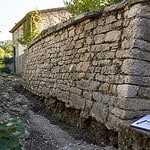 consolider un mur en pierre qui penche
