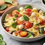 salade de farfalles tomates pousses depinards mozzarella et pancetta