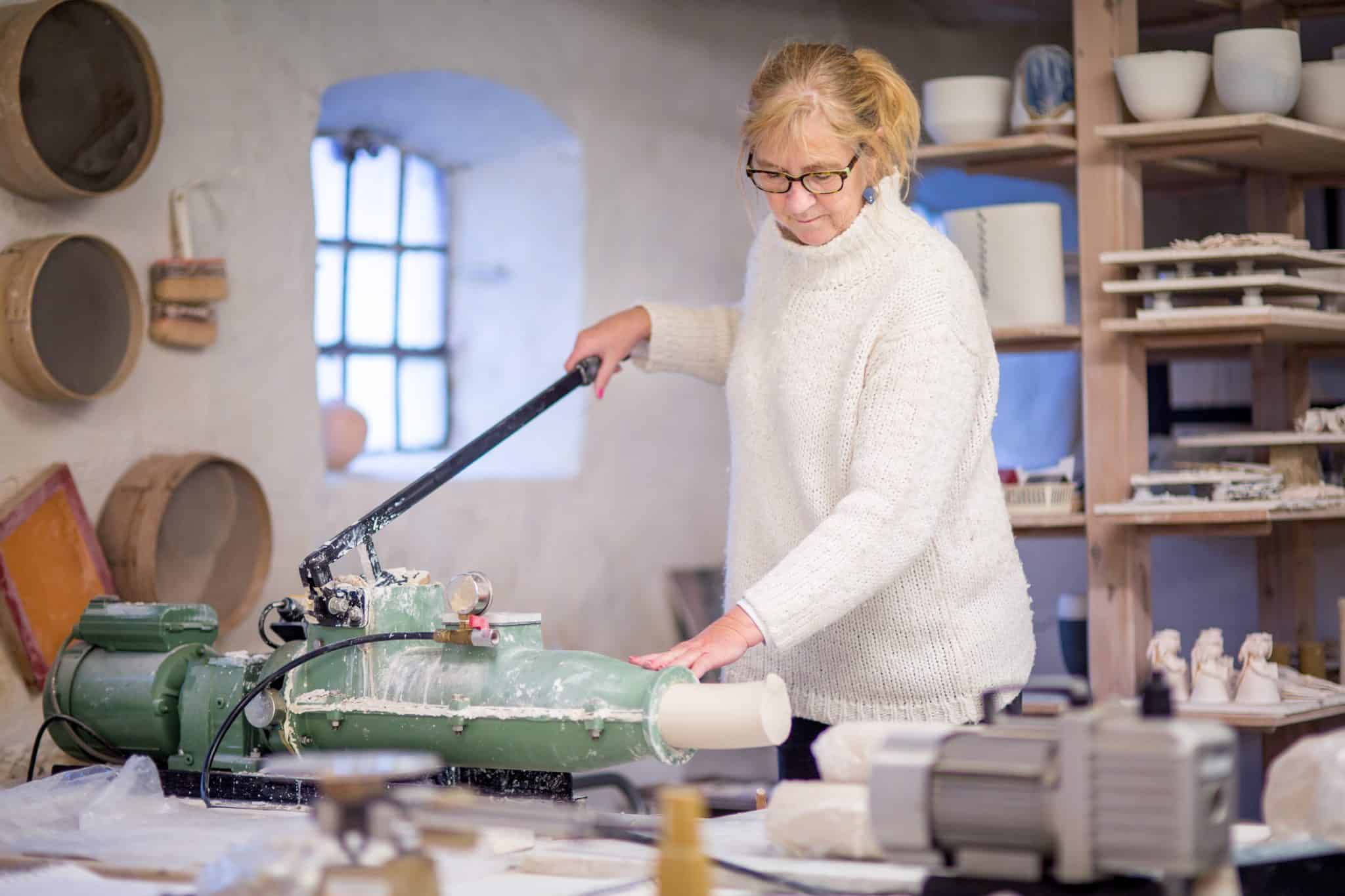Jette Abildgård arbejder med keramik i sit værksted.