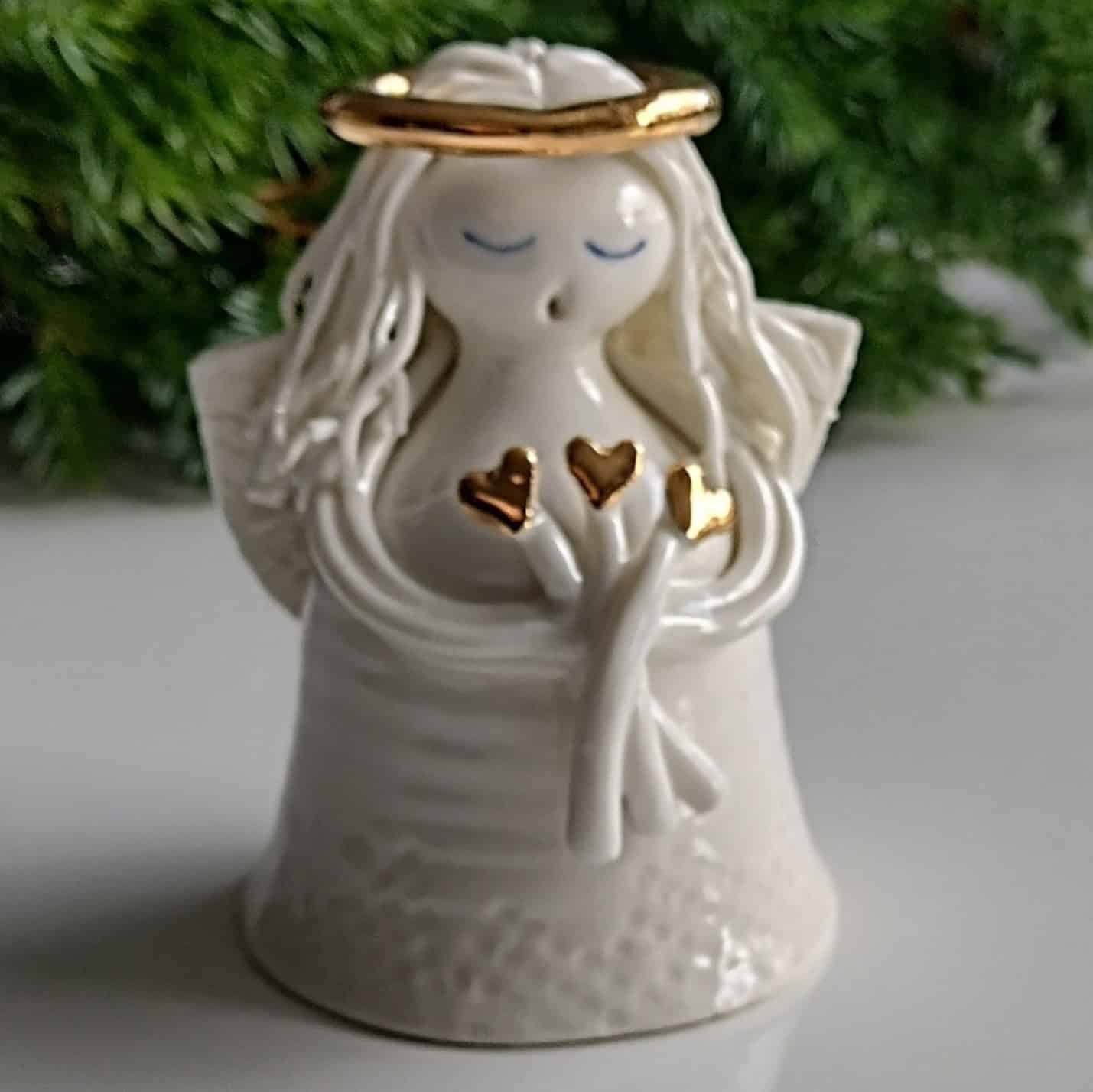 Engel med buket hjerter, keramisk julefigur med gulddetaljer, symboliserer kærlighed og fred. Perfek.