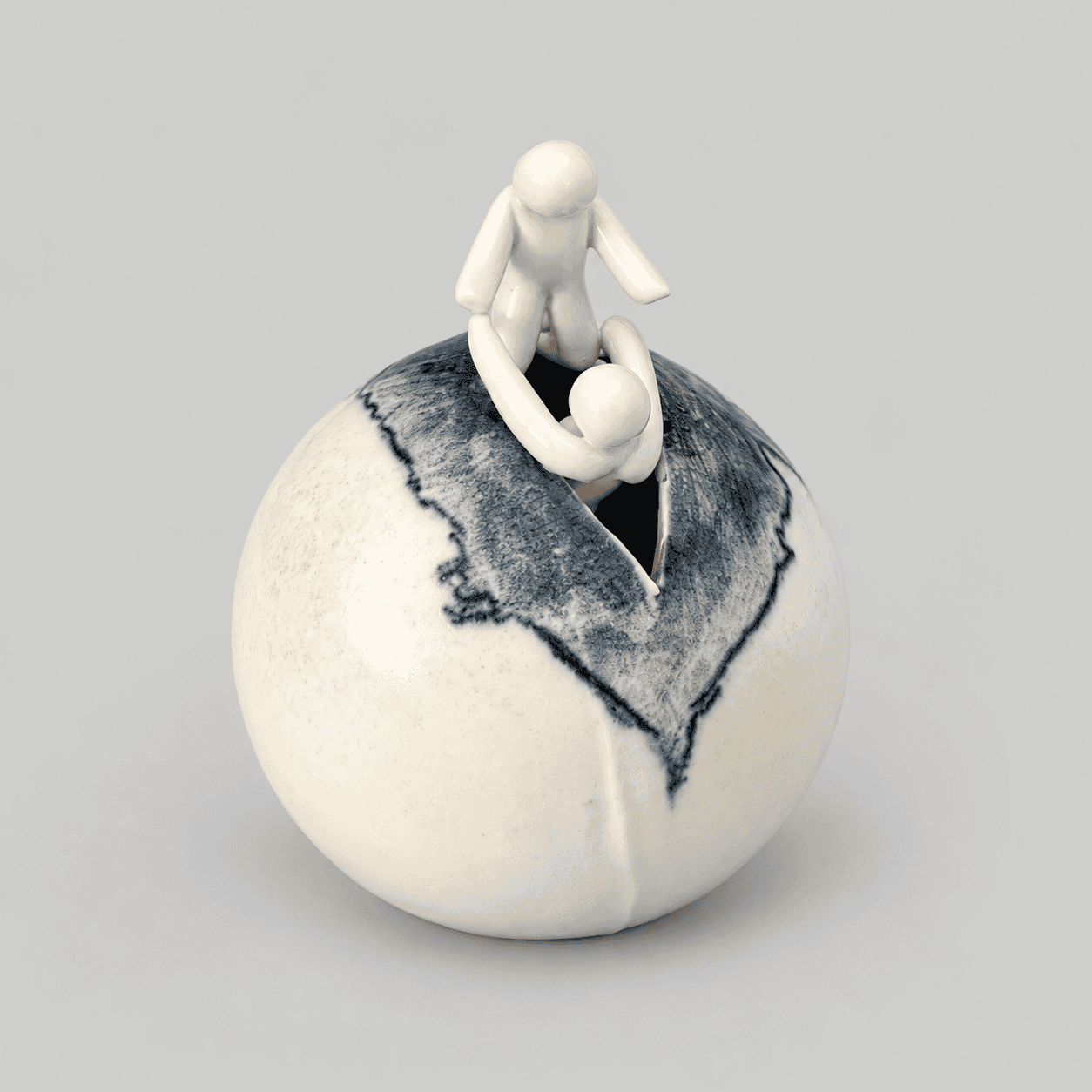 Unikt keramisk kunstværk med figur på en keramisk kugle.