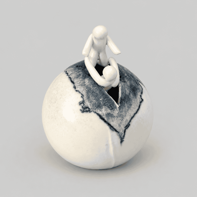 Unikt keramisk kunstværk med figur på en keramisk kugle.