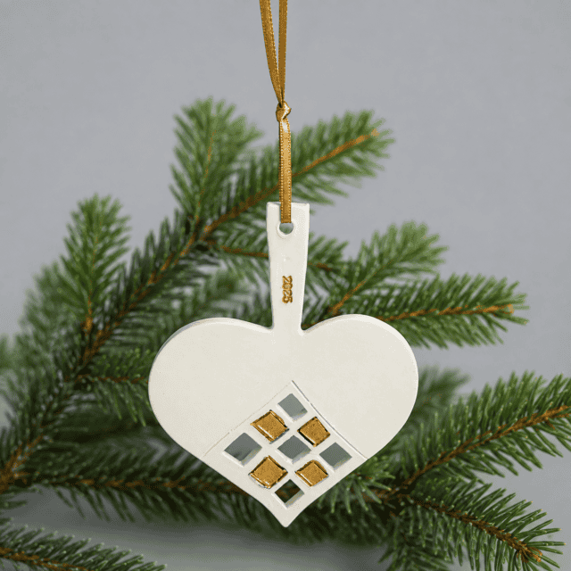 Keramisk julehjerte ornament med guld- og sølvdetaljer.