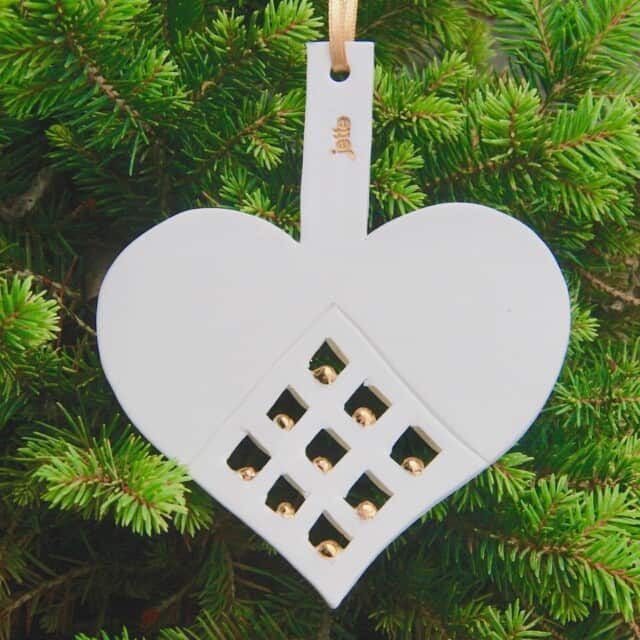 Hjerteformet juledekoration med små lys, håndlavet keramisk værk.