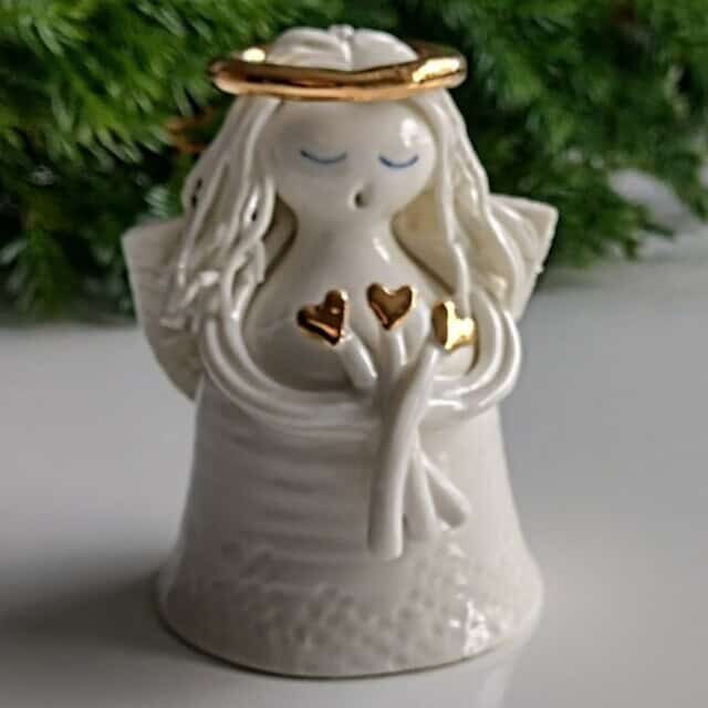 Engel med buket hjerter, keramisk julefigur med gulddetaljer, symboliserer kærlighed og fred. Perfek.