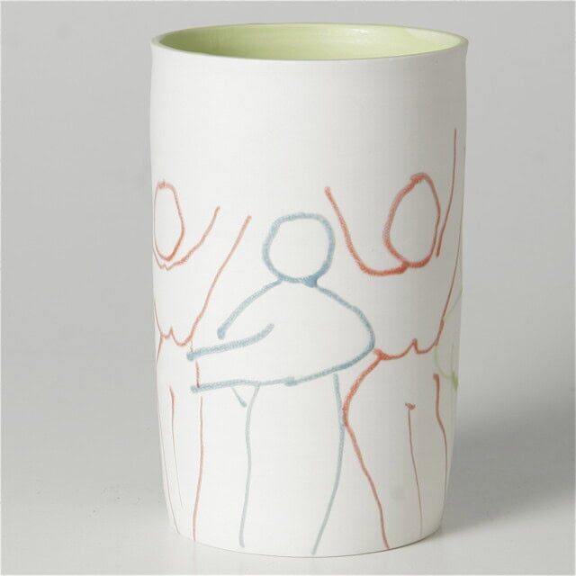 Keramisk vase med håndmalte dansende figurer, unikt kunstværk.