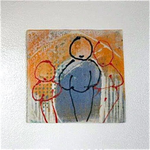 Abstrakt kunst med tre figurer i bløde farver og en tekstureret baggrund.