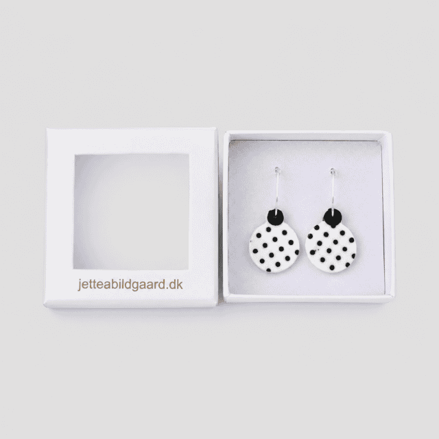 Unikke keramiske øreringe med polka dot design i sort og hvid.