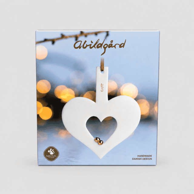 Keramisk hjerte ornament fra Jette Abildgård, håndlavet, med lys baggrund.