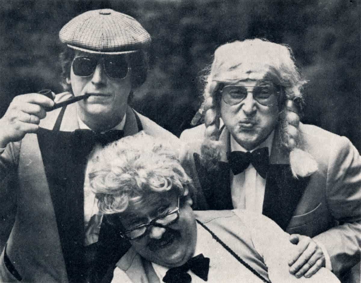 Die Band Die 3 Colonias in Anzügen mit Perücken und Fliegen