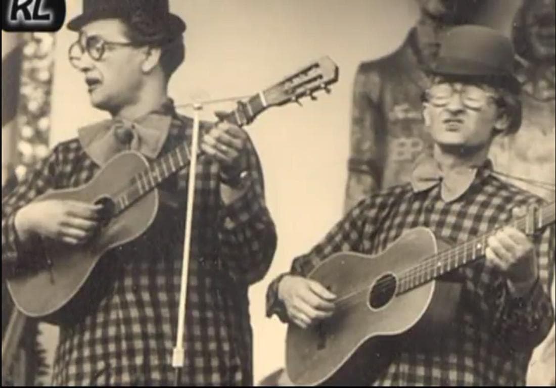 Die Gebrüder Kürsch als musikalisches Duo mit Gitarren und Melonen