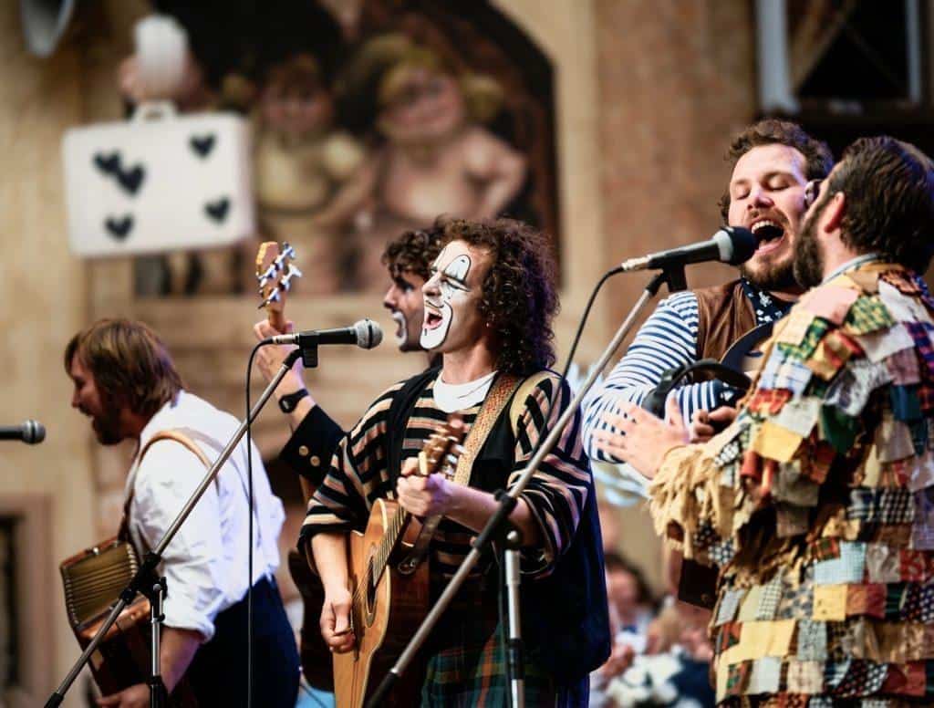 Kölsche Kultband Höhner live beim Karneval mit Musik und Tradition.
