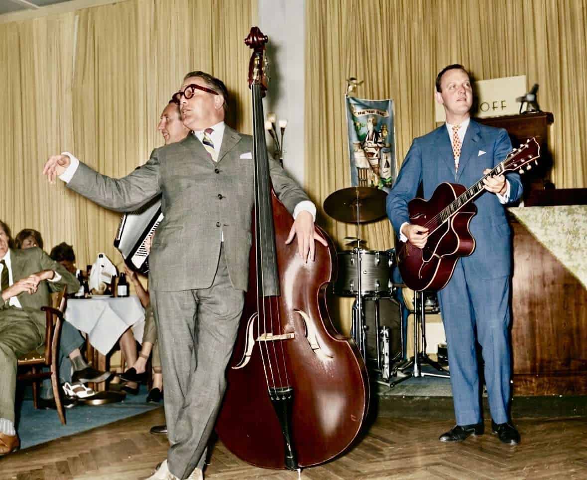 Das Eilemann-Trio mit Akkordeon, Bass und Gitarre bei einem Auftritt