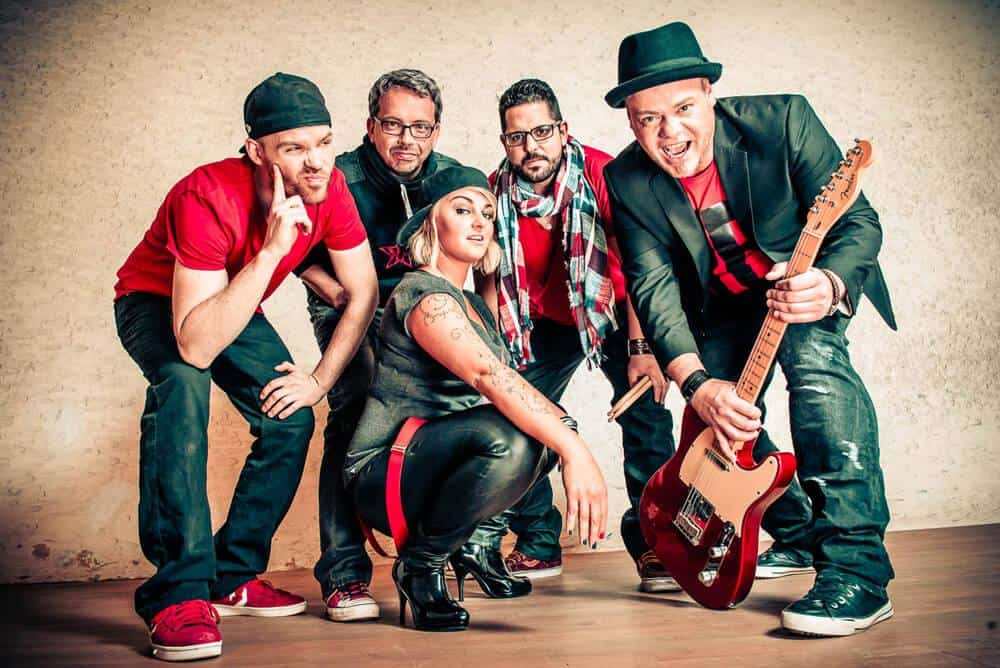 Die Band Kempes Feinest bei einem Bandfoto mit E-Gitarre