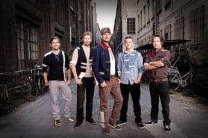 Die Band Miljö steht in einer Gasse