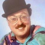 Wicky Junggeburth mit Melone, Brille und Gitarre