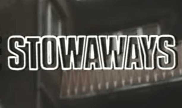 Bandschriftzug „Stowaways" vor dunklem Hintergrund