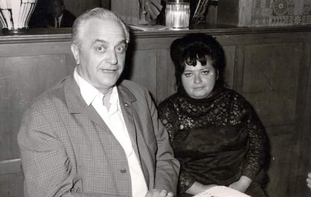 Schwarzweißfoto eines Mannes und einer Frau, die nebeneinander sitzen