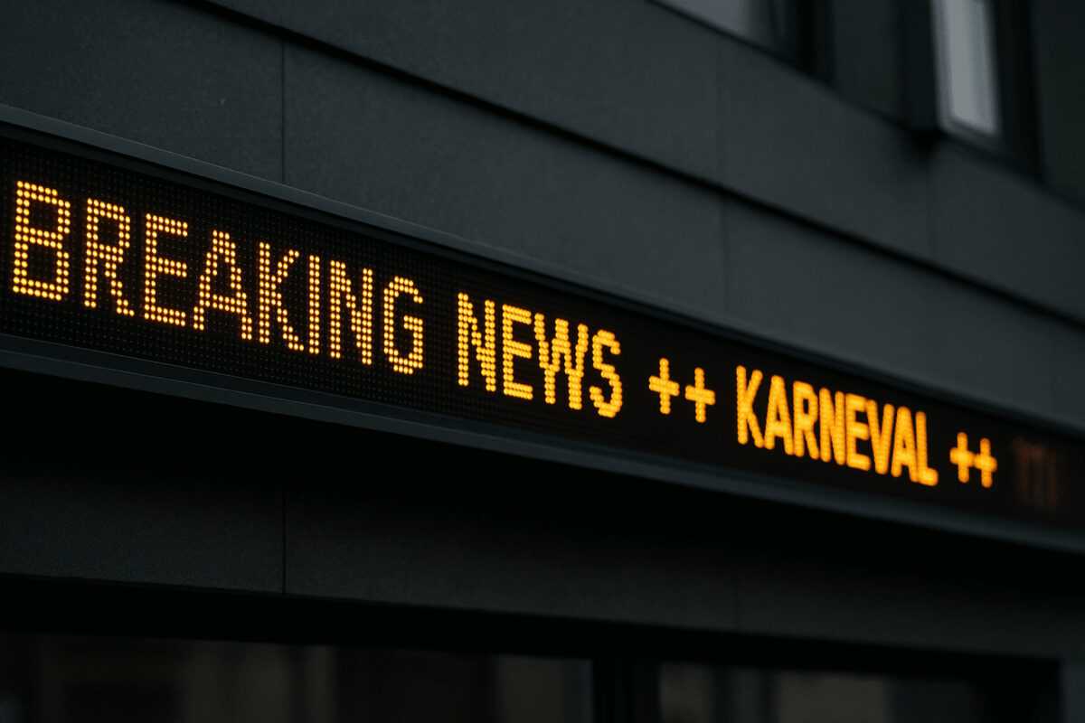 LED-Laufschrift „Breaking News ++ Karneval ++" an einer Hausfassade