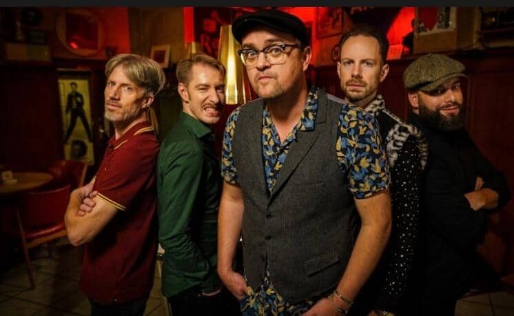 Die Band Halvlang in einer Kneipe