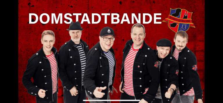 Die Band Domstadtbande in gestreiften Hemden und schwarzen Jacken