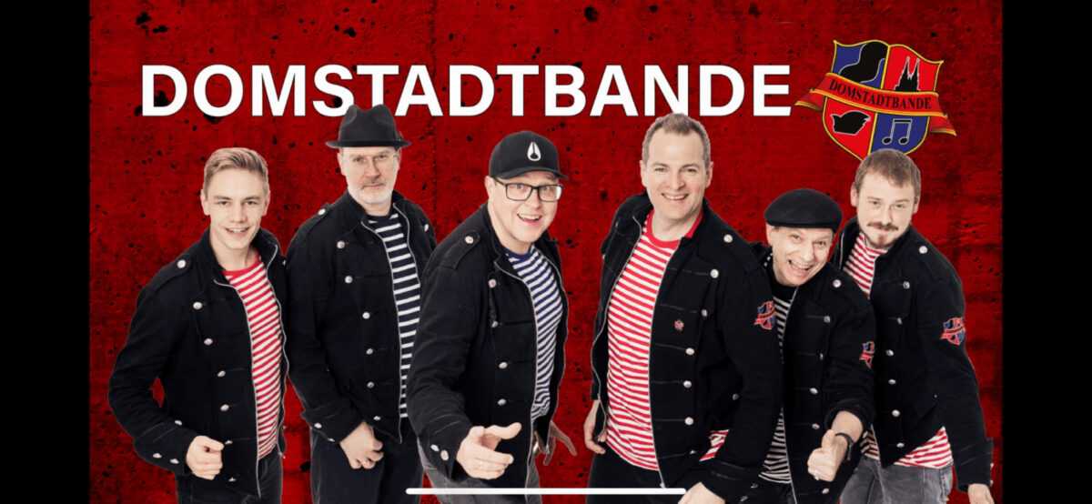 Die Band Domstadtbande in gestreiften Hemden und schwarzen Jacken