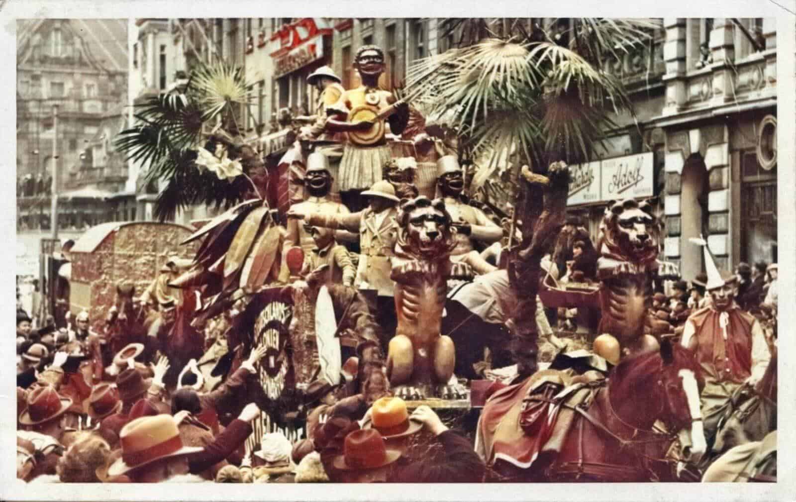Historischer Karnevalswagen mit exotischem Löwen- und Palmenmotiv, Rosenmontagszug