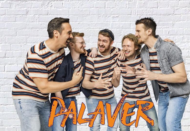 Die Band Palaver in gestreiften Shirts vor einer weißen Backsteinwand