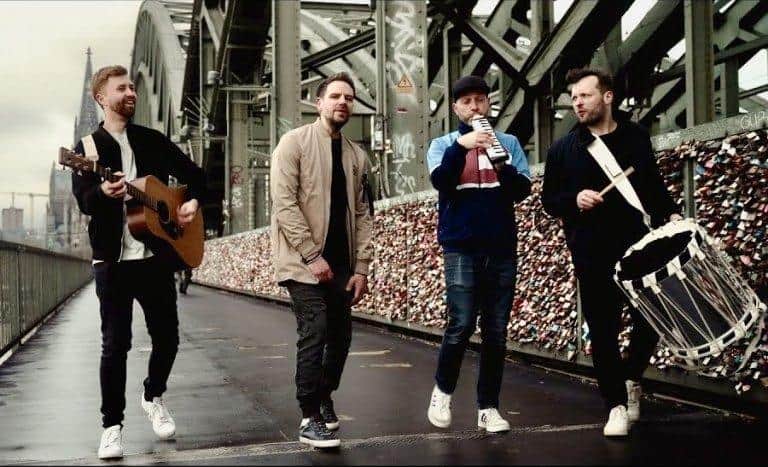 Die Band Auerbach mit Instrumenten auf der Hohenzollernbrücke