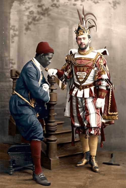 Prinz Karneval mit einer Person in kolonialzeitlicher, rassistisch stereotyper Dienerrolle, historische Aufnahme