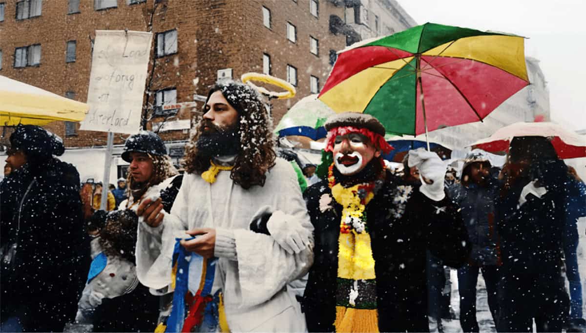 Kolorierte Aufnahme von Teilnehmern des Geisterzuges 1991 in Kostümen bei Schneefall