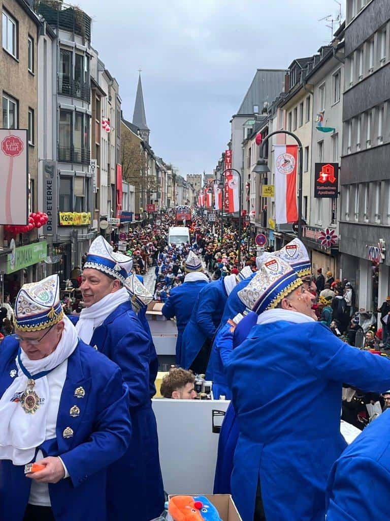 Prinz Niklas I. verspätet angekommen, umgeben von Karnevalsjecken.