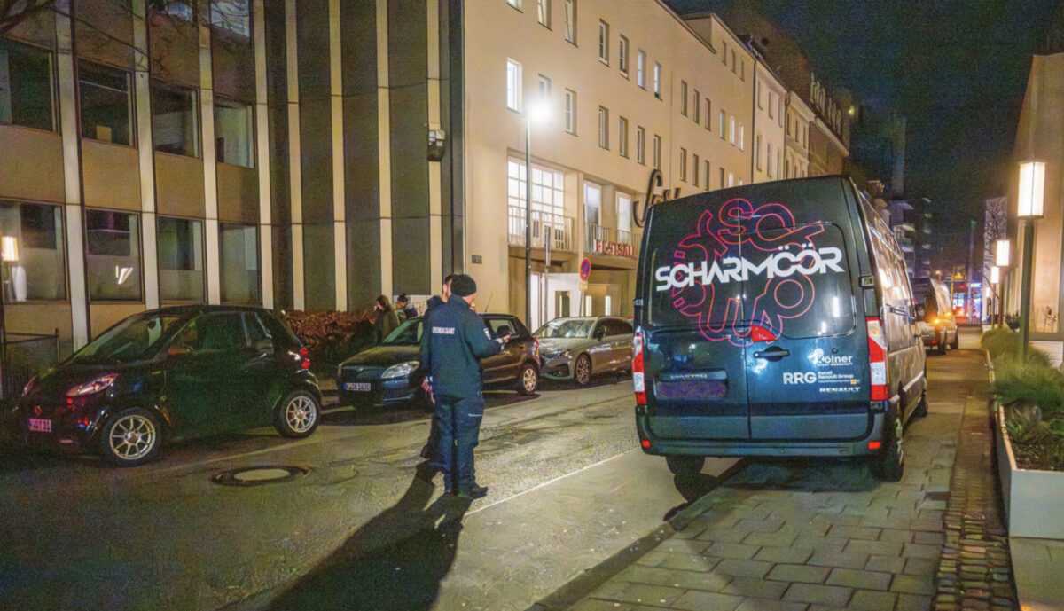 Ordnungsamt-Mitarbeiter schreibt nachts einen Strafzettel neben dem Bandbus von Scharmcör