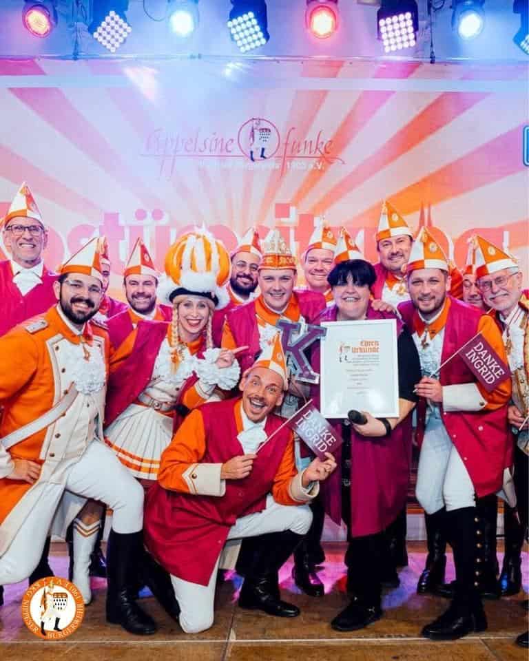 Bunte Karnevalsgruppe beim letzten "Kühne Alaaf" mit Tränen und Freude.