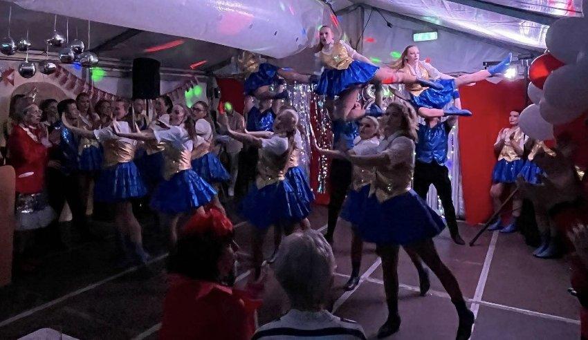 Tanzgruppe bei einer akrobatischen Hebefigur in einem Festzelt