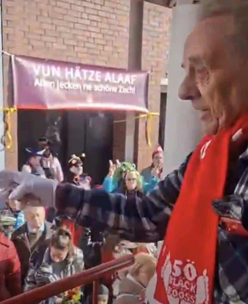 Karnevalsveranstaltung in Köln mit begeistertem Publikum und Sessionsthema.