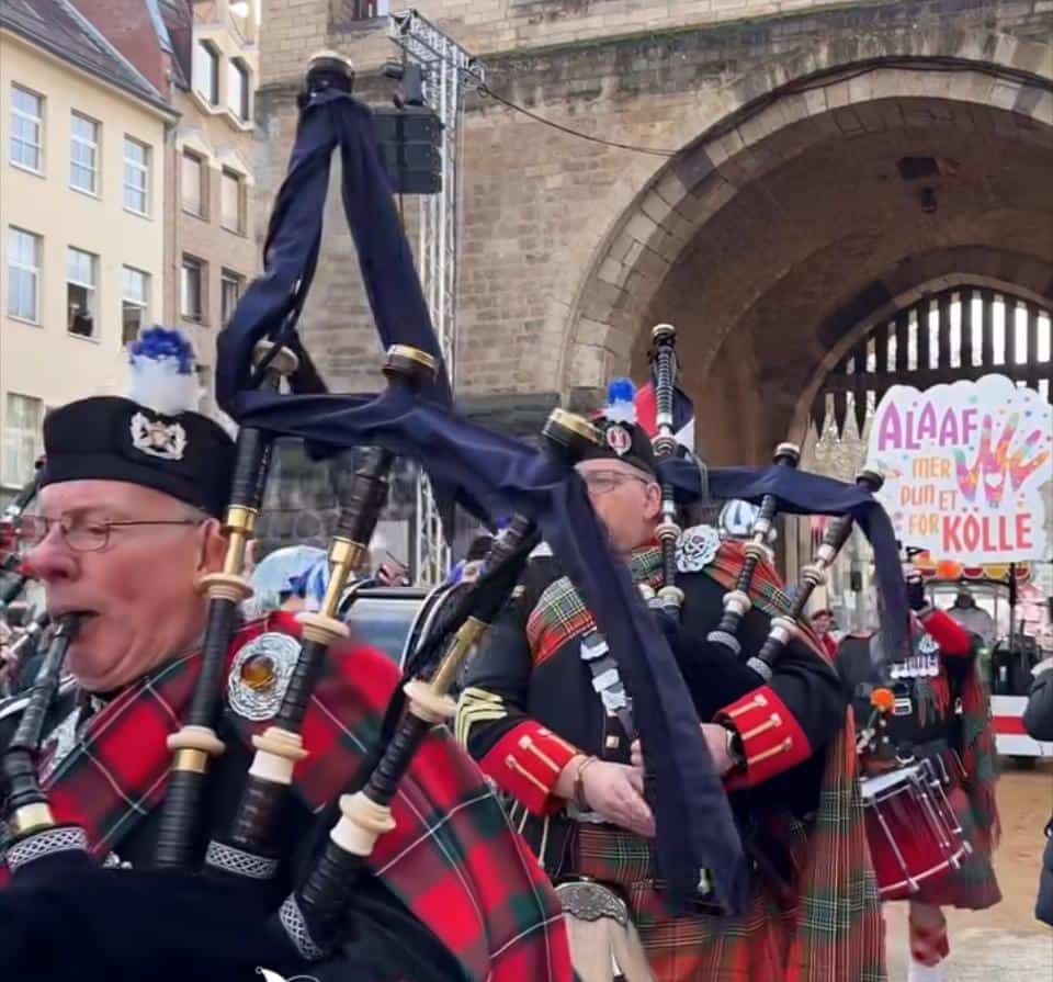 Zoch mit Prinz Niklas I. verspätet beim Kölner Karneval.